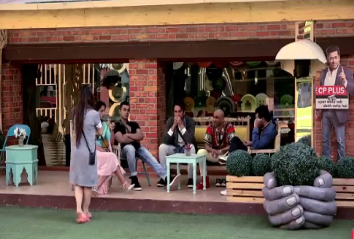 four nominated contestant will go a shopping mall for live voting from bigg boss house