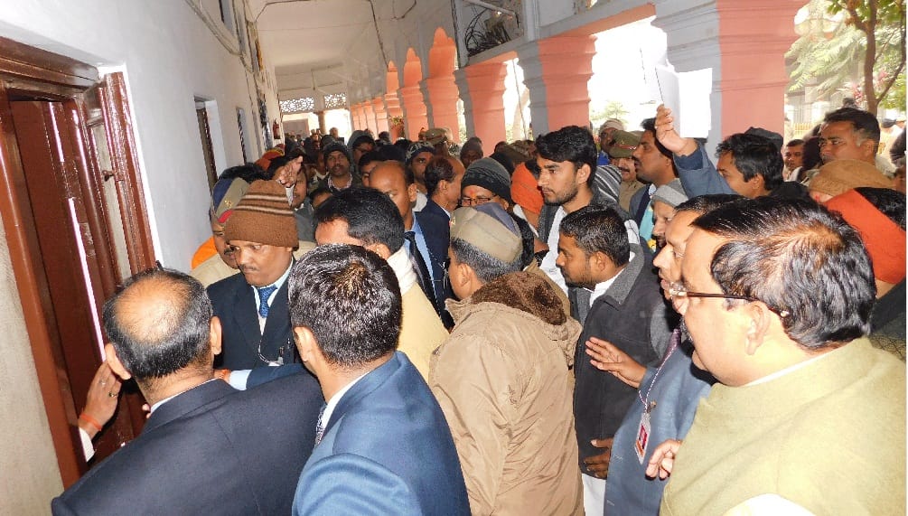 जनता दरबार में उमड़ी फरियाििदिं की भीड़