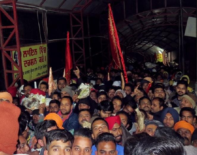 नववर्ष पर 35 हजार श्रद्धालु पहुंचे बाबा के दरबार
