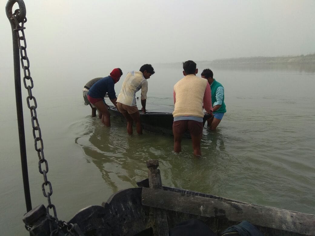 कोहरे से जनजीवन प्रभावित, ट्रेनें 25 घंटे तक लेट