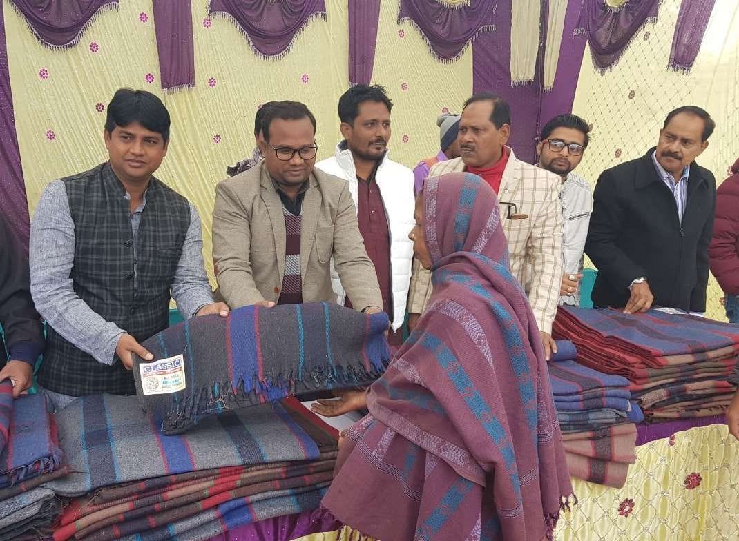 सभासद ने गरीबों को बांटा कम्बल