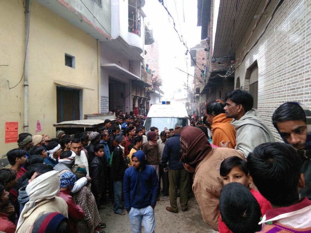 twins baby girl burnt alive in etah by room heater
