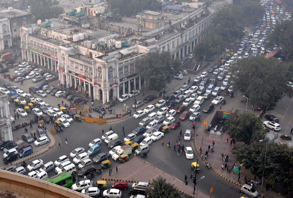 huge traffic jam in delhi on first January 2018 due to more then three lakh crowed 