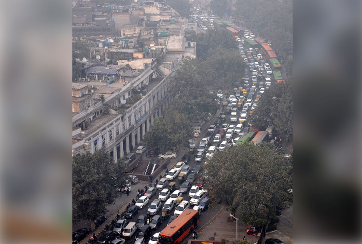 huge traffic jam in delhi on first January 2018 due to more then three lakh crowed 
