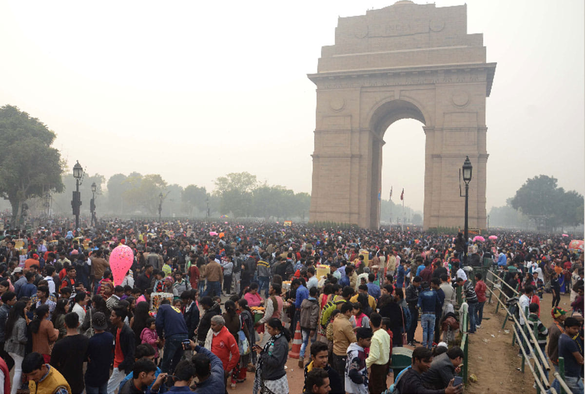 huge traffic jam in delhi on first January 2018 due to more then three lakh crowed 