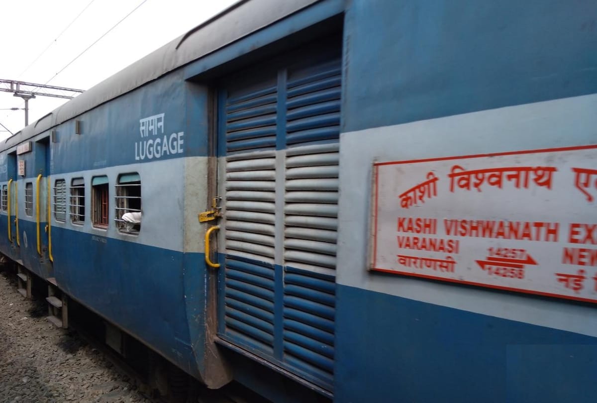 girl boarded kashi vishwanath express without ticket, ticket checker tries to assault her