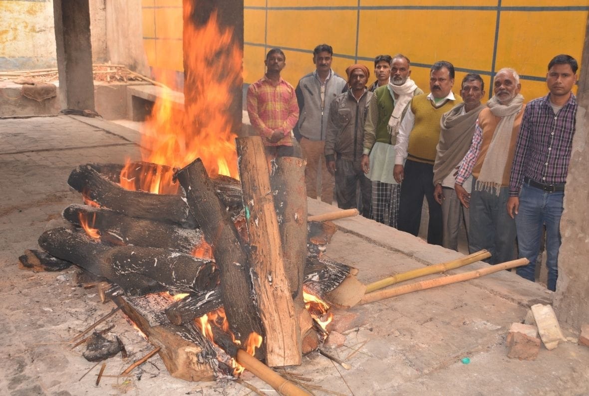 muslims in firozabad performed last rite of hindu teacher