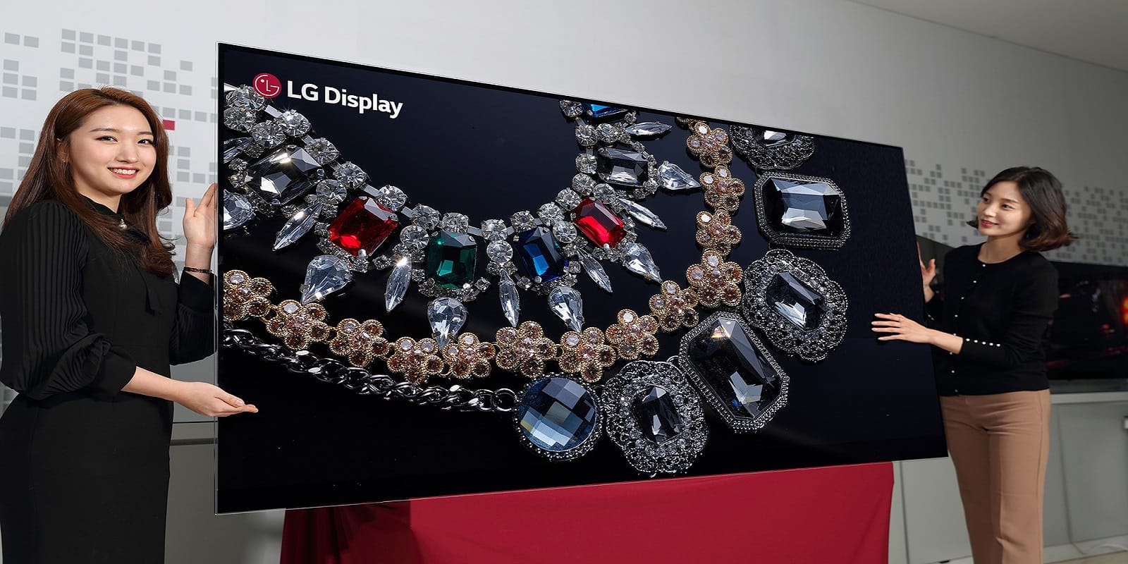 LG Shows Worlds First 88 inches 8K OLED TV 