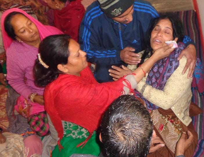 पार्थिव देह घर पहुंचते ही बेसुध हो गईं पत्नी और मां