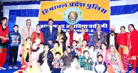 पहाड़ी नाटी पर झूमे पुलिस कर्मचारी