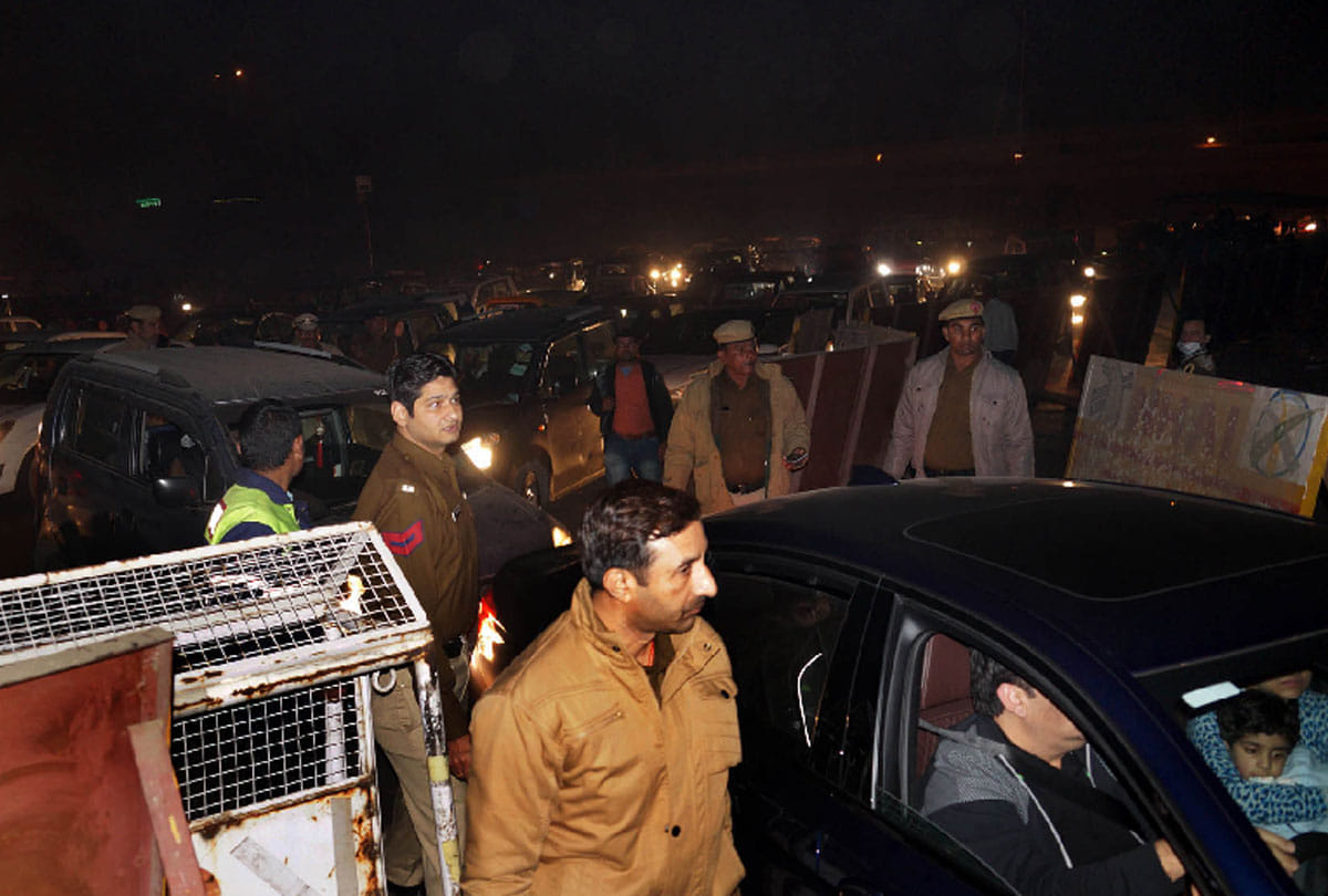 police lathi charge during new year celebration in gurugram 