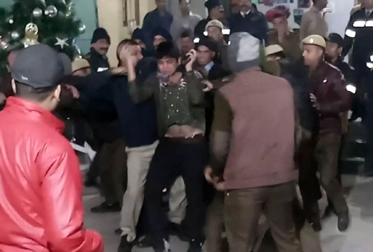 police lathi charge during new year celebration in gurugram 