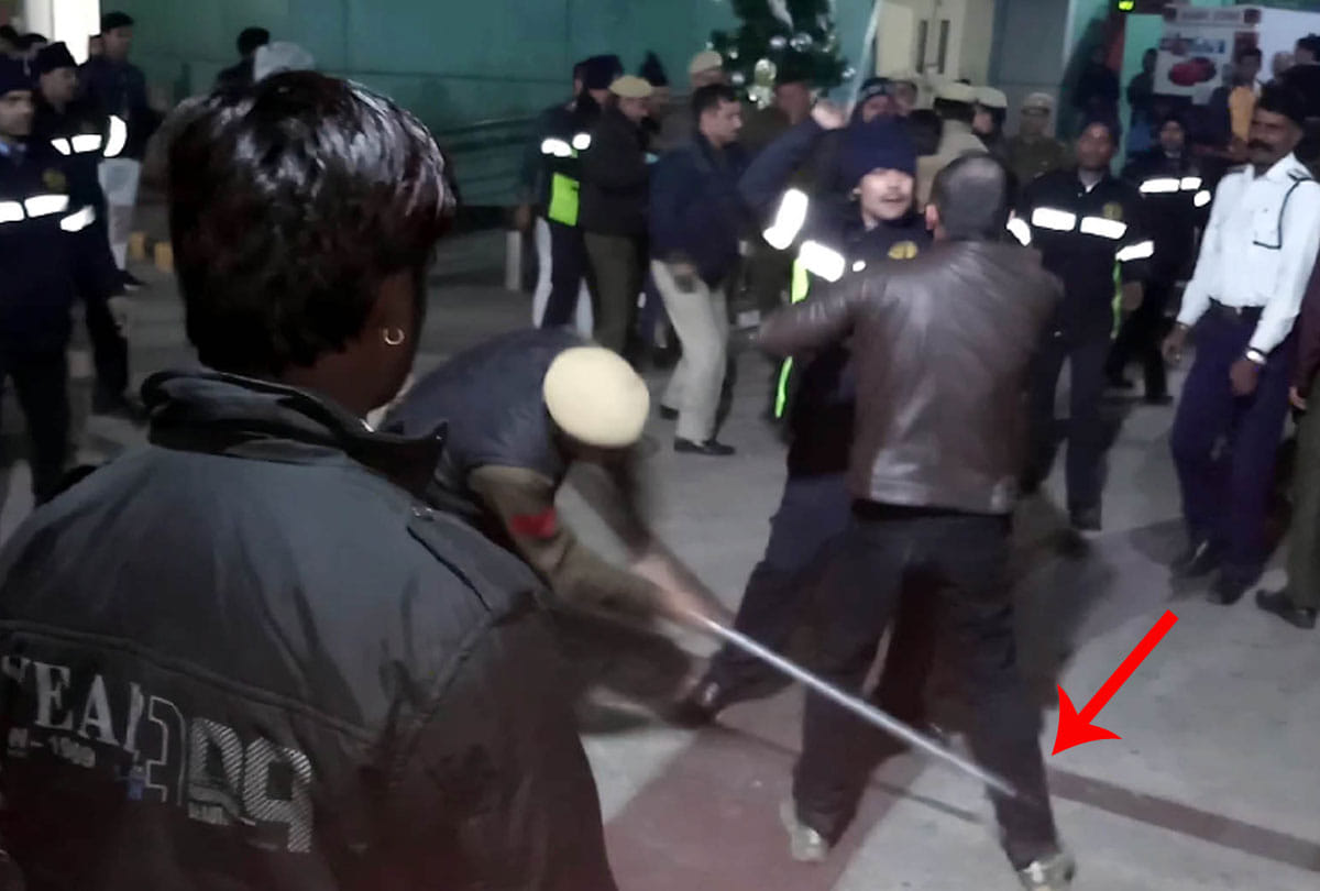 police lathi charge during new year celebration in gurugram 