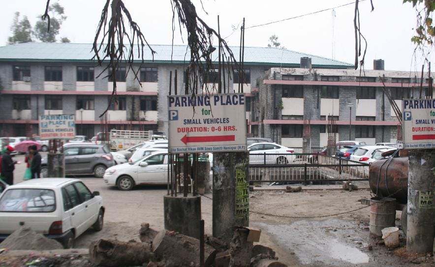 जिला मुख्यालय में पार्किंग निर्माण कार्य लटका