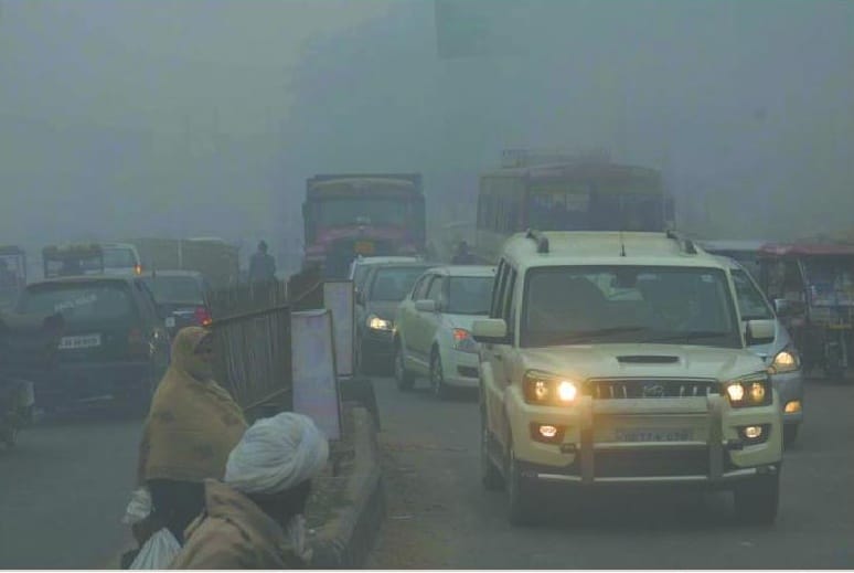 People from winter, slow the speed of the vehicles