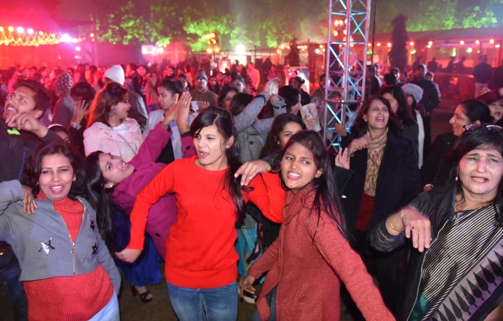 जश्न से हुआ नए साल का इस्तकबाल