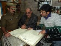 संदिग्धों की तलाश में पुलिस ने होटलों को खंगाला