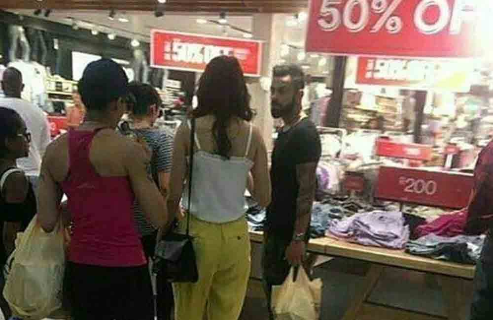 Virat and Anushka enjoying their cape town trip with Shikhar Dhawan and his family