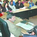 अधिकारियों की बैठक लेते वित्त मंत्री प्रकाश पंत