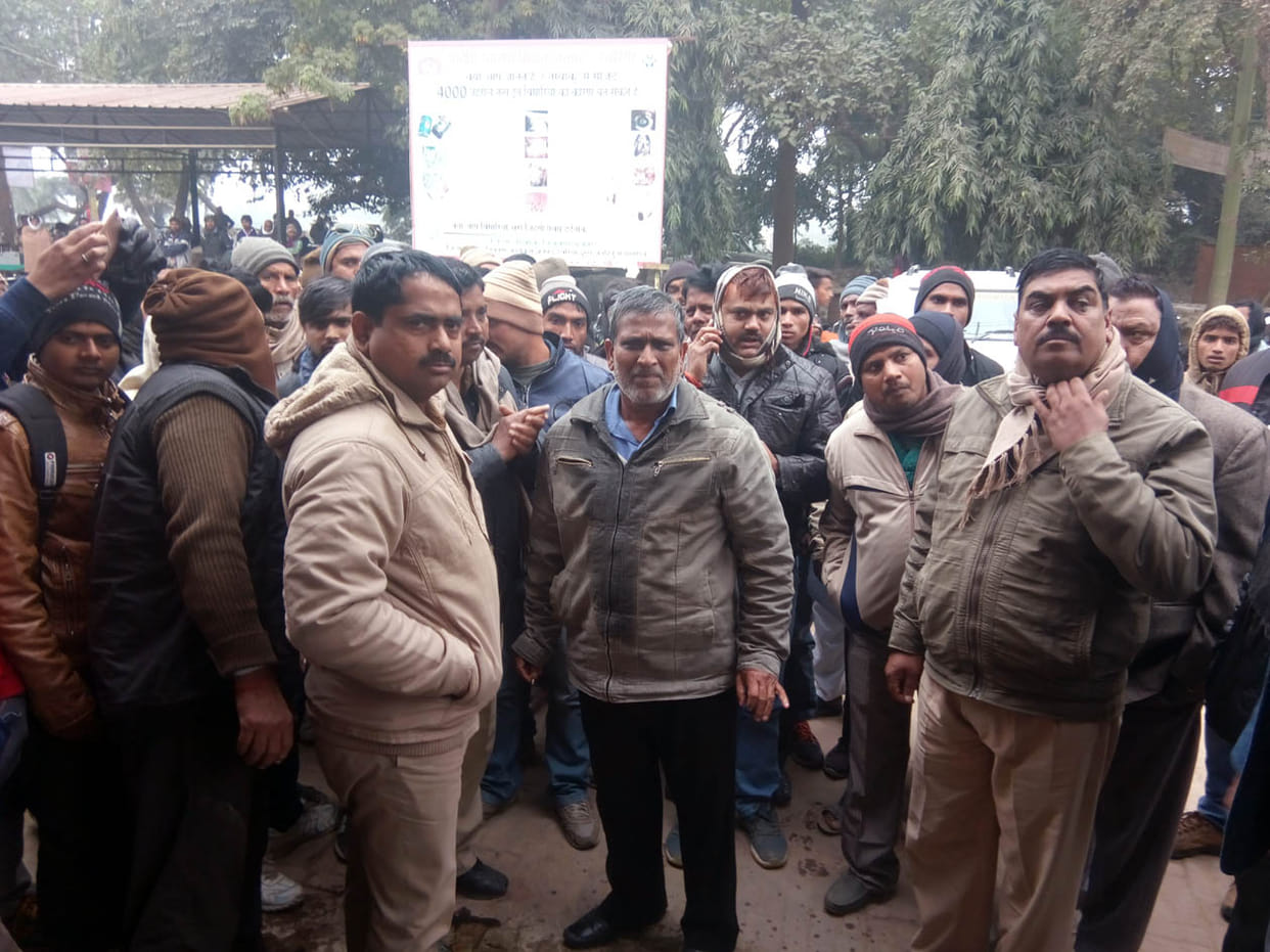 प्रधान से त्रस्त होकर आत्मदाह की कोशिश