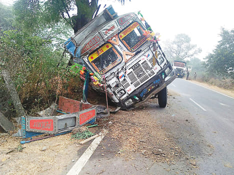 Truck collide with trees on the roadside in the fog, three injured