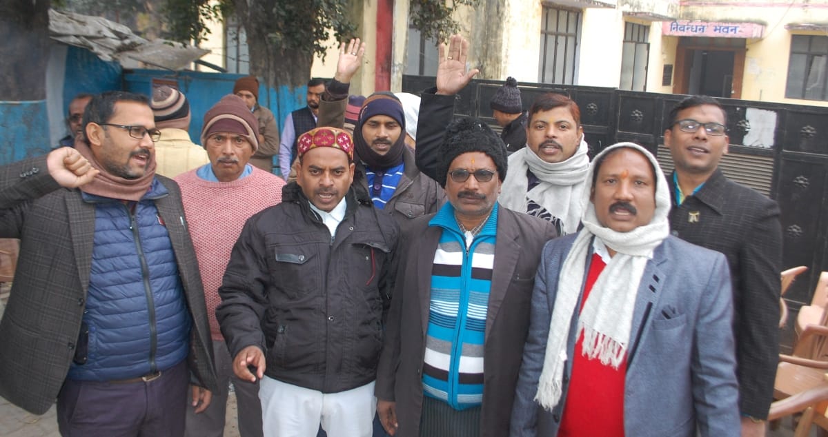 दूसरे दिन भी रजिस्ट्री दफ्तर पर जड़ा ताला
