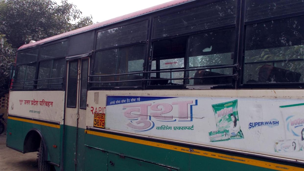  Bus hit van, villagers did stone pelting