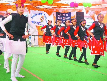 मुबारिकपुर विद्यालय में पहाड़ी नाटी पर मचाया धमाल