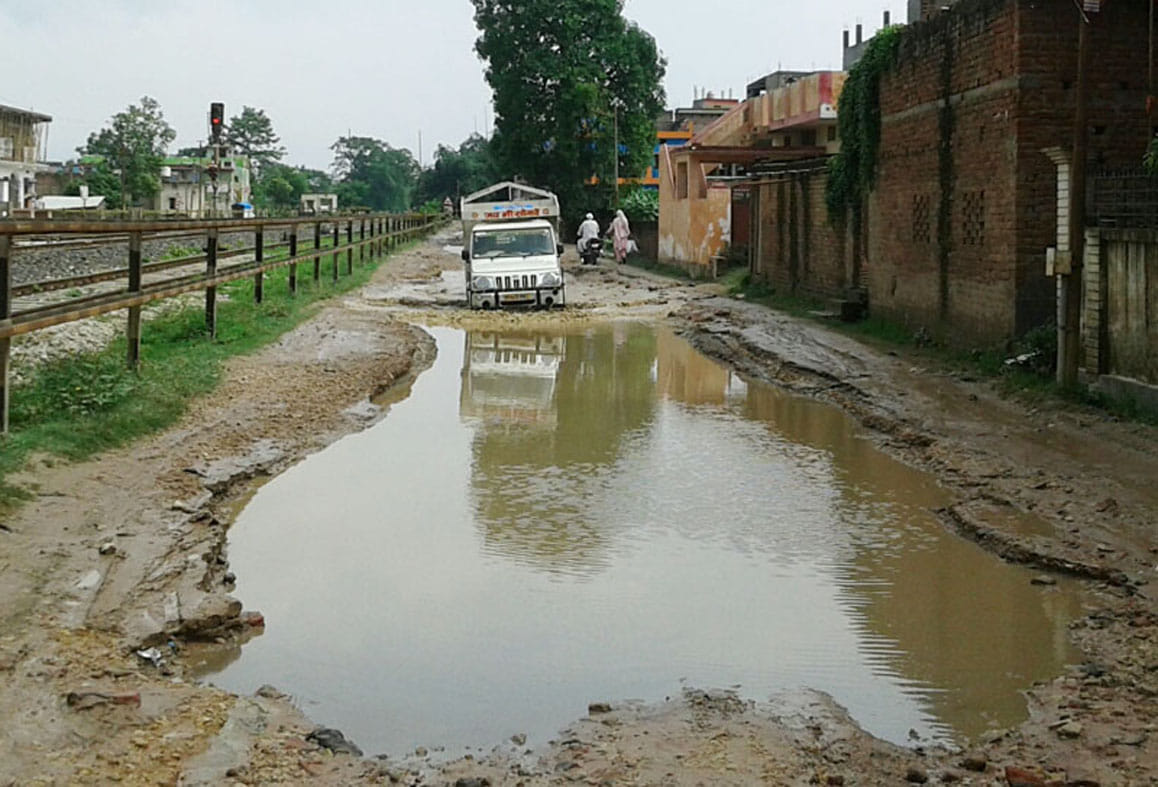 सड़क की दुर्दशा के खिलाफ किया प्रदर्शन