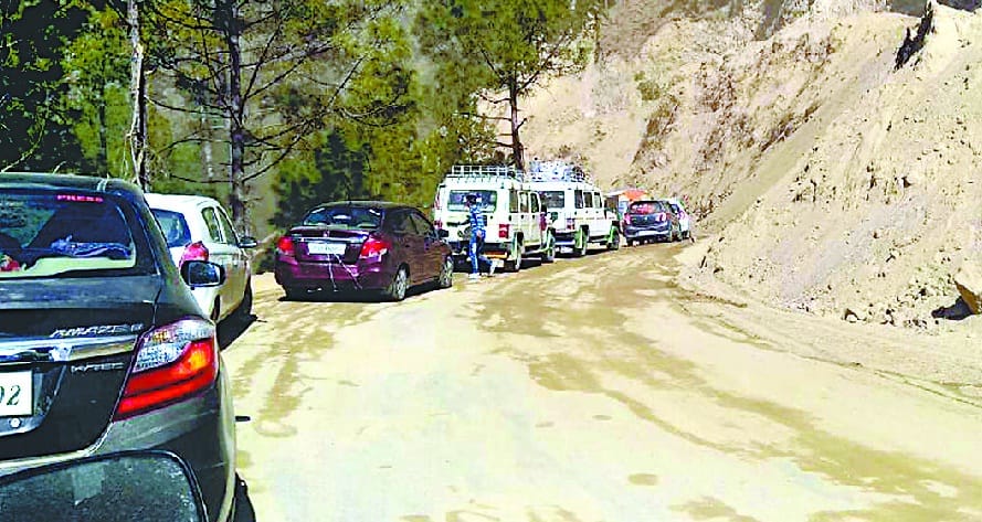 People are waiting for hours on the perennial road.