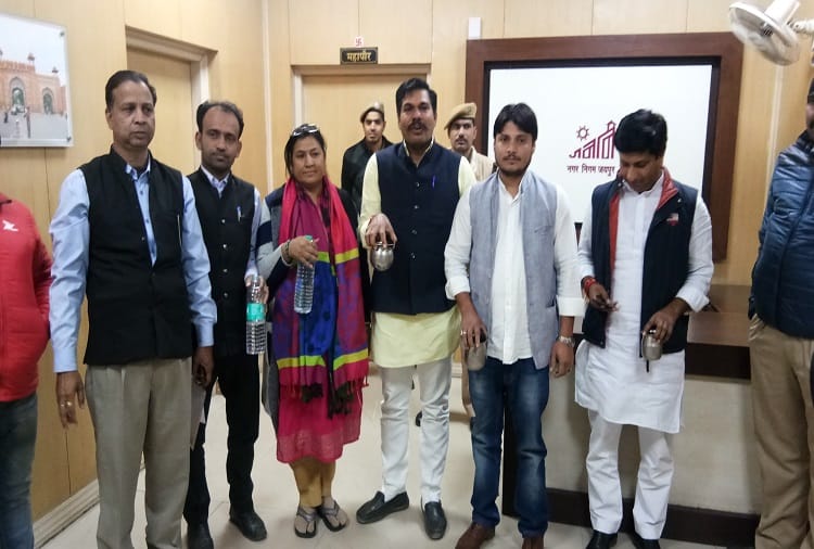 rajasthan- pepole reached jaipur nagar nigam and protest in a unique way