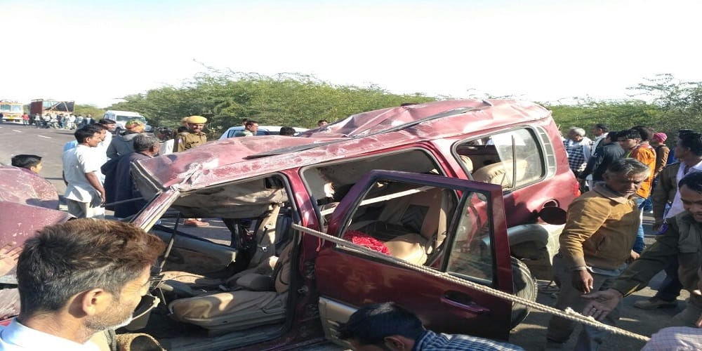 अंब में ट्रक-बस में टक्कर से पांच घायल