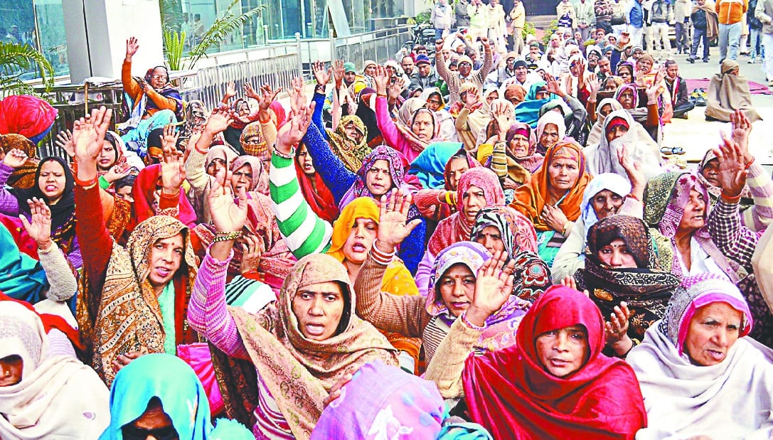 mahila kisaan ne sopi vc ko gharo ki chaabi