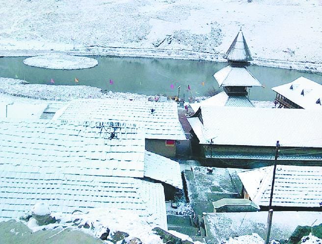 जिले की ऊंची चोटियों पर ताजा हिमपात से नव वर्ष का आगाज