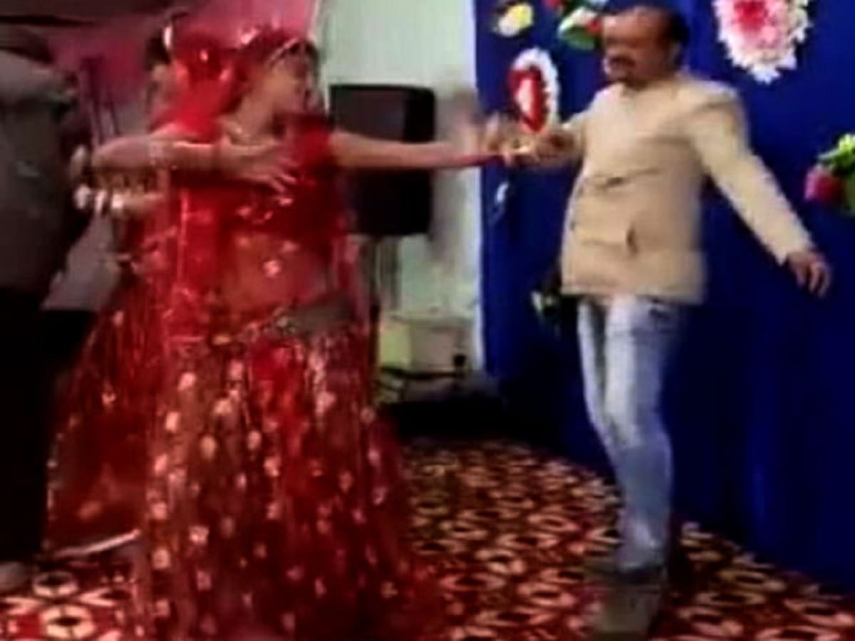 BJP leader raghvendra sengar dance and flaunt notes on dancers in party ashoknagar video viral