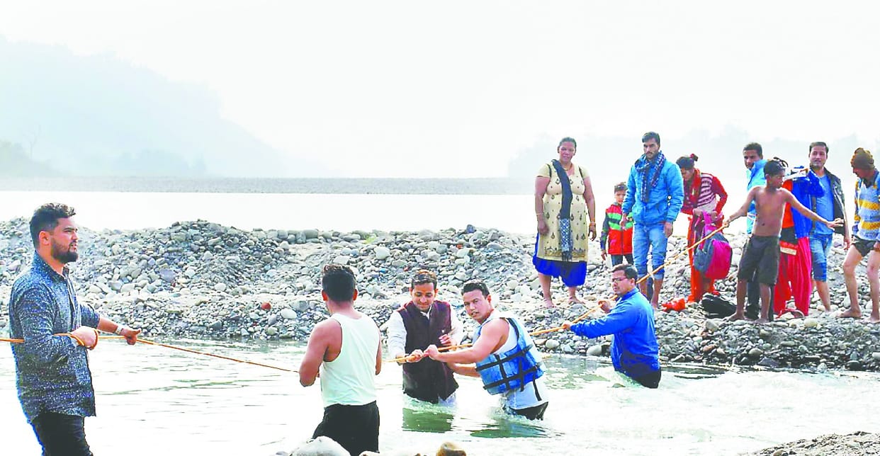 pilgrims stuck on tapu in rishikesh during holy dip in ganga