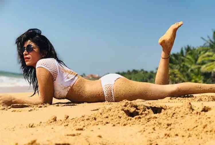 kishwer merchantt welcomes new year in bikini lying on beach