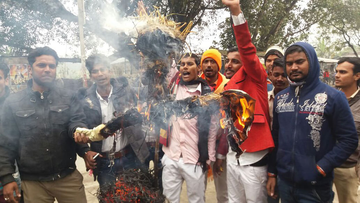 Burning effigies of Pakistan 