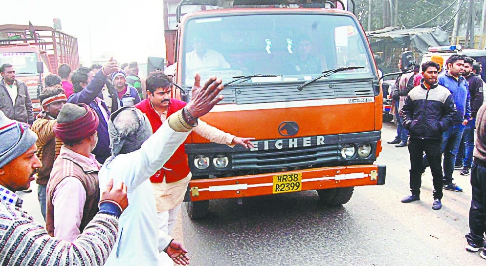 vaahan rok dharne par baithe transporter