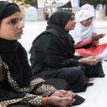 बिल पास होने के लिए दुआ करती महिलाएं