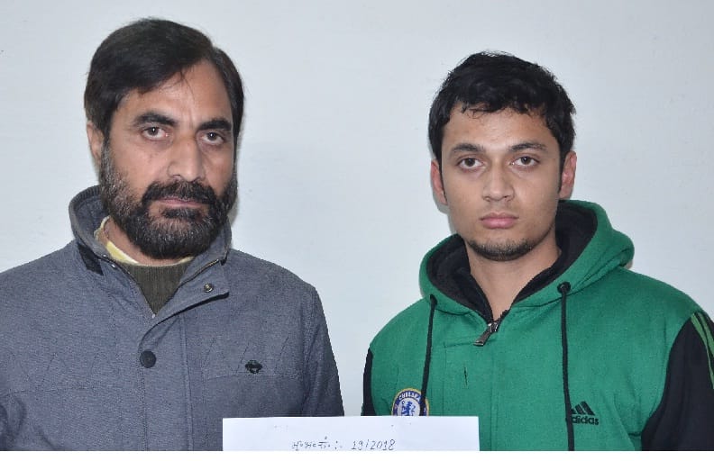 पिता-पुत्र को तत्काल टिकटों की कालाबाजारी करते रंगे हाथों पकड़ा