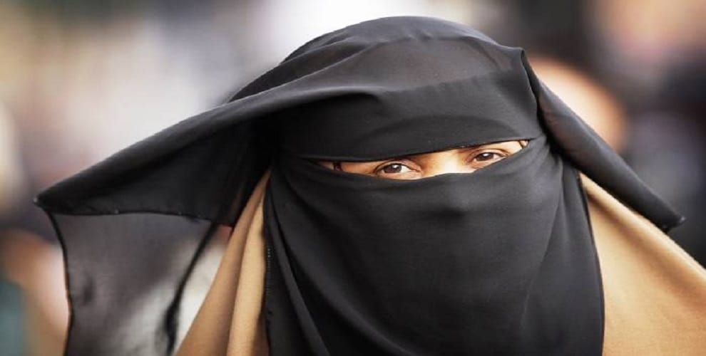घर बसाने के लिए बुलायी पंचायत में तीन तलाक