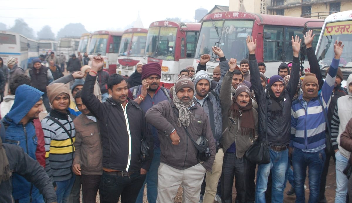 कंडक्टर और चालक पर कार्रवाई, बस संचालन ठप