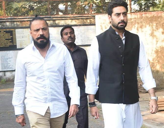 Shahrukh and Abhishek Bachchan attends funeral of Nikhil Dwivedis father