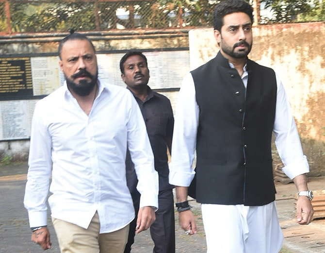 Shahrukh and Abhishek Bachchan attends funeral of Nikhil Dwivedis father