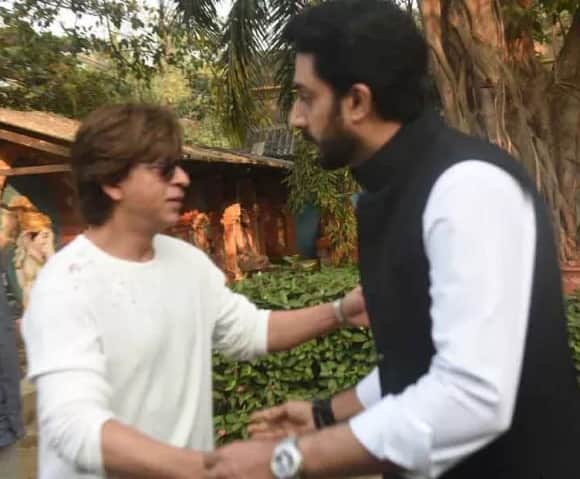 Shahrukh and Abhishek Bachchan attends funeral of Nikhil Dwivedis father