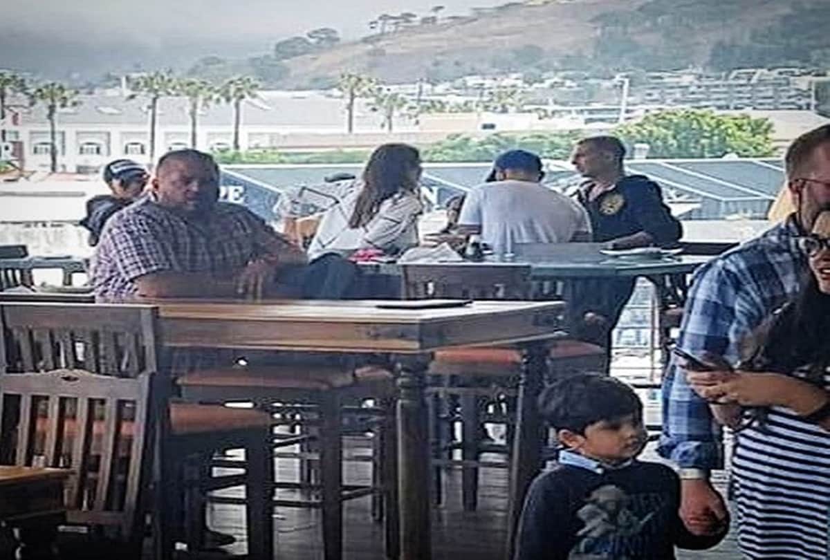 Virat Kohli and Anushka sharma spotted at restaurant