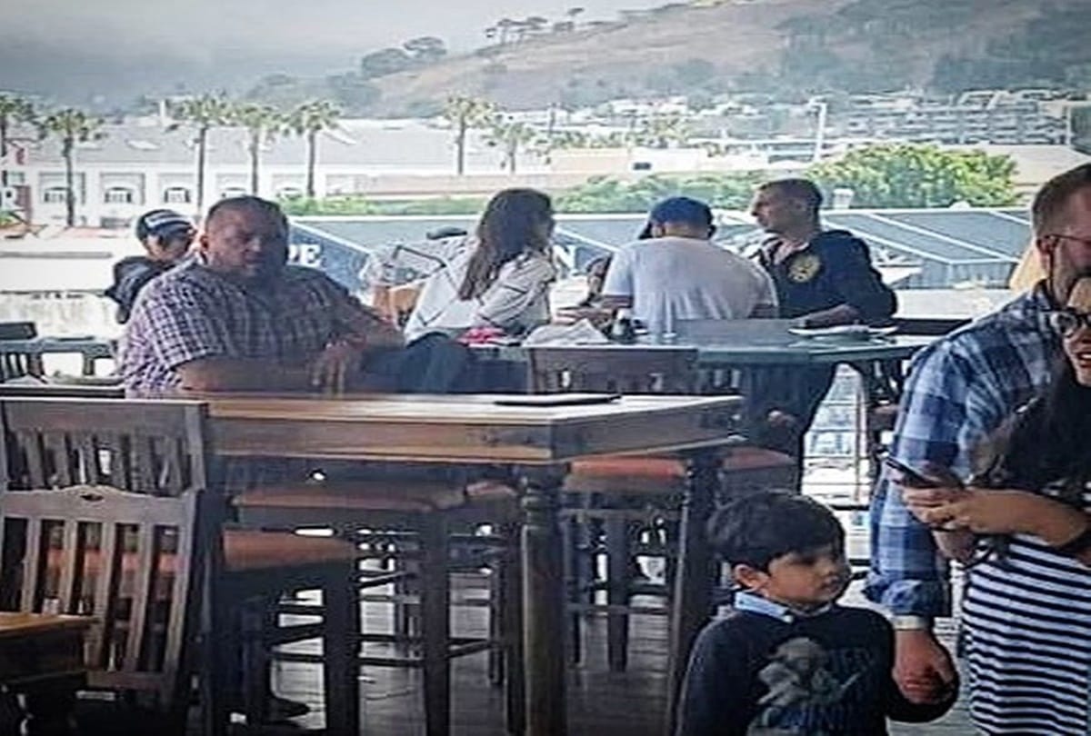 Virat Kohli and Anushka sharma spotted at restaurant