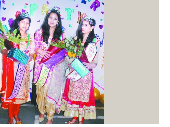 शिवानी के सिर सजा मिस फ्रेशर का ताज