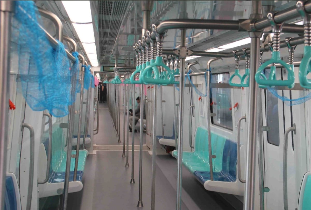 Give Plastic took shoping vouchers in metro station